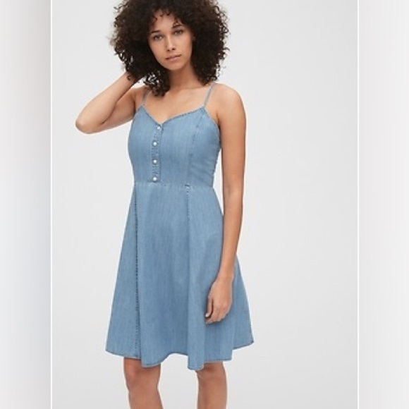 Gap Denim Cami Fit & Flare Dress Smocked Spaghetti Straps Size 8 - Picture 1 of 9